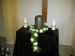 Trauerfeier mit Urne